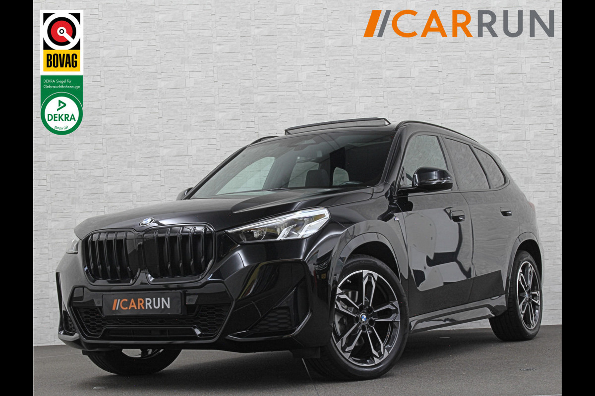 BMW X1 sDrive18i M-Sport | Panorama | Trekhaak | Origineel Nederlands | Sfeerverlichting | Carplay | 19 inch | Getint Glas | DAB | Sportstoelen | Camera | Autom. Achterklep |