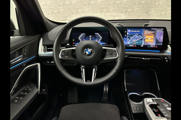 BMW X1 sDrive18i M-Sport | Panorama | Trekhaak | Origineel Nederlands | Sfeerverlichting | Carplay | 19 inch | Getint Glas | DAB | Sportstoelen | Camera | Autom. Achterklep |
