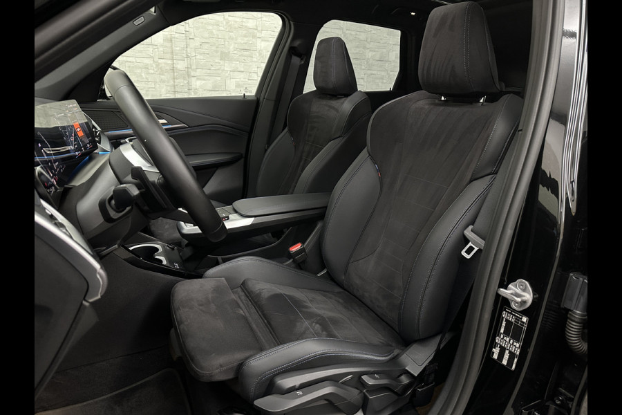 BMW X1 sDrive18i M-Sport | Panorama | Trekhaak | Origineel Nederlands | Sfeerverlichting | Carplay | 19 inch | Getint Glas | DAB | Sportstoelen | Camera | Autom. Achterklep |