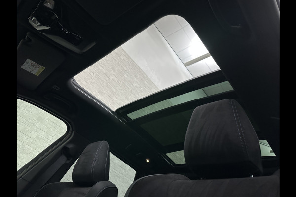 BMW X1 sDrive18i M-Sport | Panorama | Trekhaak | Origineel Nederlands | Sfeerverlichting | Carplay | 19 inch | Getint Glas | DAB | Sportstoelen | Camera | Autom. Achterklep |