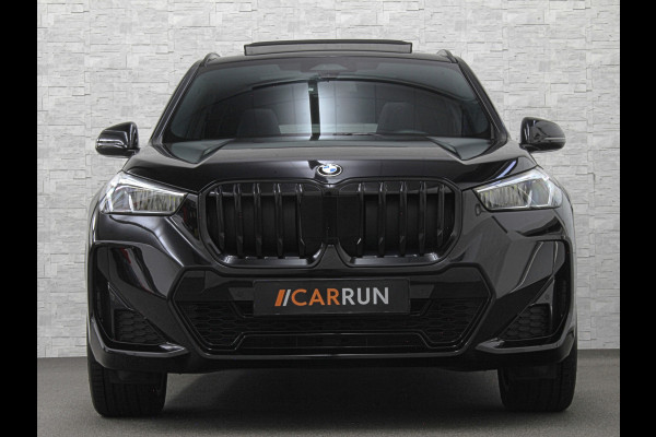 BMW X1 sDrive18i M-Sport | Panorama | Trekhaak | Origineel Nederlands | Sfeerverlichting | Carplay | 19 inch | Getint Glas | DAB | Sportstoelen | Camera | Autom. Achterklep |