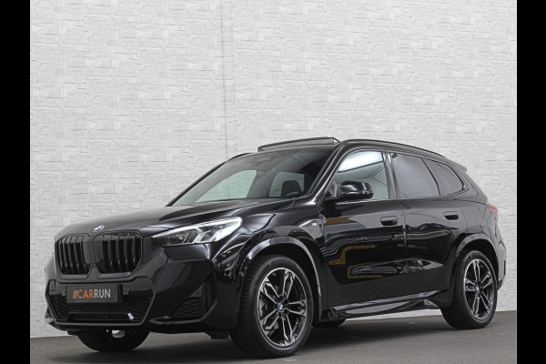 BMW X1 sDrive18i M-Sport | Panorama | Trekhaak | Origineel Nederlands | Sfeerverlichting | Carplay | 19 inch | Getint Glas | DAB | Sportstoelen | Camera | Autom. Achterklep |