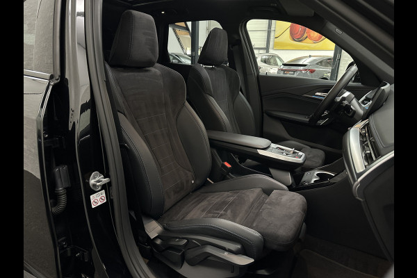 BMW X1 sDrive18i M-Sport | Panorama | Trekhaak | Origineel Nederlands | Sfeerverlichting | Carplay | 19 inch | Getint Glas | DAB | Sportstoelen | Camera | Autom. Achterklep |