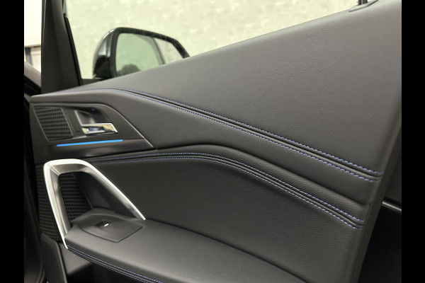 BMW X1 sDrive18i M-Sport | Panorama | Trekhaak | Origineel Nederlands | Sfeerverlichting | Carplay | 19 inch | Getint Glas | DAB | Sportstoelen | Camera | Autom. Achterklep |