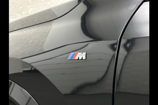 BMW X1 sDrive18i M-Sport | Panorama | Trekhaak | Origineel Nederlands | Sfeerverlichting | Carplay | 19 inch | Getint Glas | DAB | Sportstoelen | Camera | Autom. Achterklep |