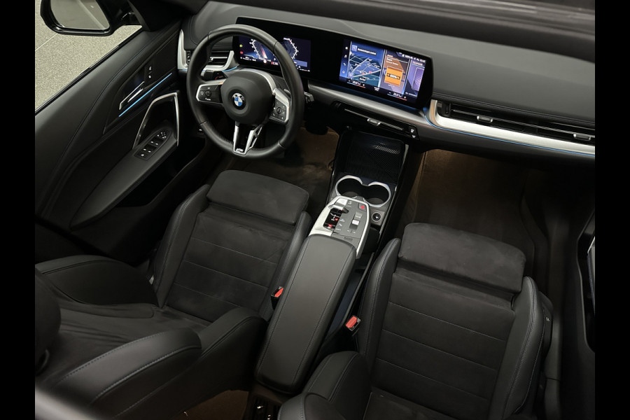 BMW X1 sDrive18i M-Sport | Panorama | Trekhaak | Origineel Nederlands | Sfeerverlichting | Carplay | 19 inch | Getint Glas | DAB | Sportstoelen | Camera | Autom. Achterklep |