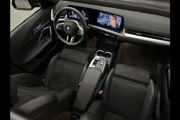BMW X1 sDrive18i M-Sport | Panorama | Trekhaak | Origineel Nederlands | Sfeerverlichting | Carplay | 19 inch | Getint Glas | DAB | Sportstoelen | Camera | Autom. Achterklep |