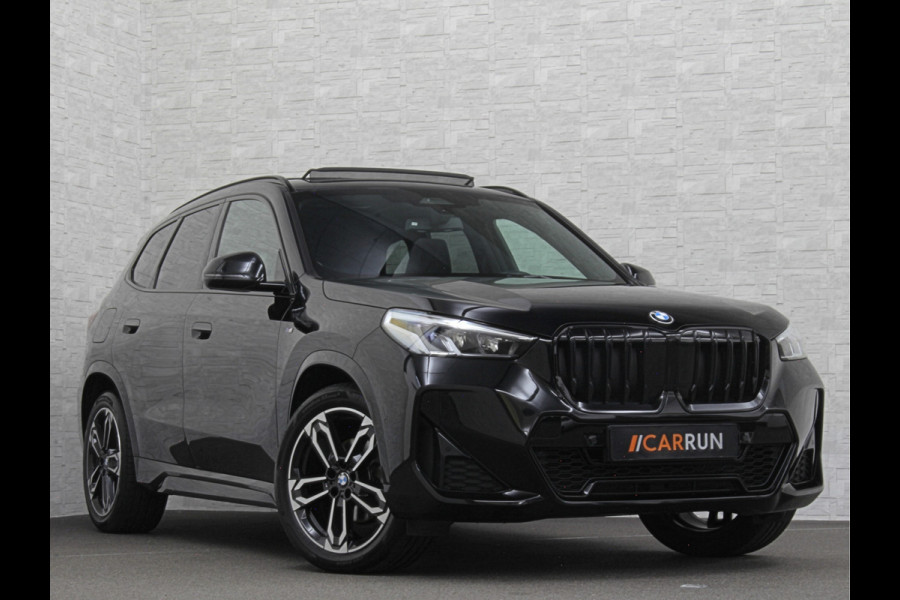 BMW X1 sDrive18i M-Sport | Panorama | Trekhaak | Origineel Nederlands | Sfeerverlichting | Carplay | 19 inch | Getint Glas | DAB | Sportstoelen | Camera | Autom. Achterklep |