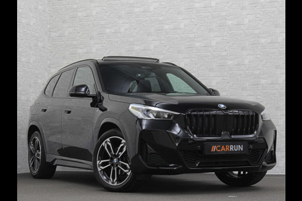 BMW X1 sDrive18i M-Sport | Panorama | Trekhaak | Origineel Nederlands | Sfeerverlichting | Carplay | 19 inch | Getint Glas | DAB | Sportstoelen | Camera | Autom. Achterklep |