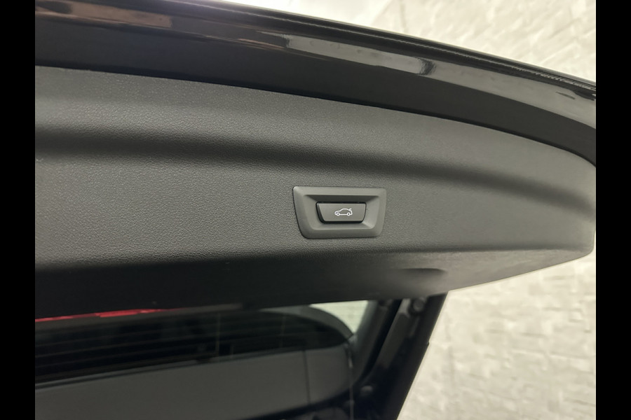 BMW X1 sDrive18i M-Sport | Panorama | Trekhaak | Origineel Nederlands | Sfeerverlichting | Carplay | 19 inch | Getint Glas | DAB | Sportstoelen | Camera | Autom. Achterklep |