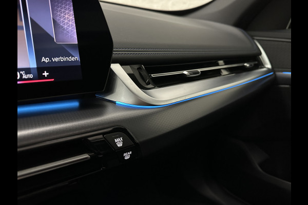 BMW X1 sDrive18i M-Sport | Panorama | Trekhaak | Origineel Nederlands | Sfeerverlichting | Carplay | 19 inch | Getint Glas | DAB | Sportstoelen | Camera | Autom. Achterklep |