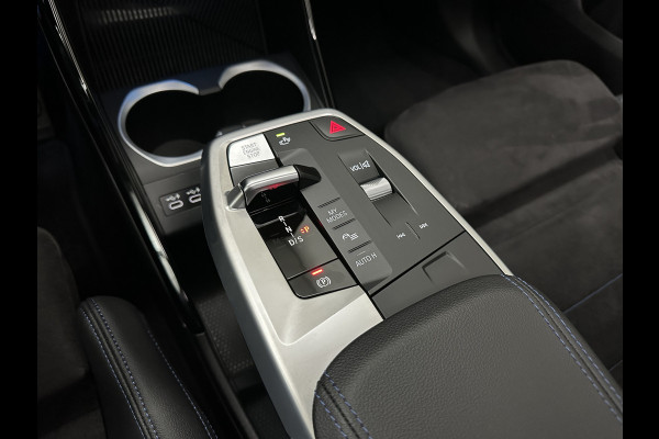 BMW X1 sDrive18i M-Sport | Panorama | Trekhaak | Origineel Nederlands | Sfeerverlichting | Carplay | 19 inch | Getint Glas | DAB | Sportstoelen | Camera | Autom. Achterklep |