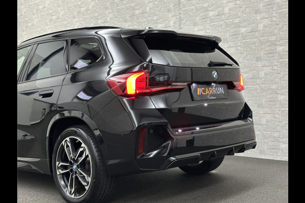 BMW X1 sDrive18i M-Sport | Panorama | Trekhaak | Origineel Nederlands | Sfeerverlichting | Carplay | 19 inch | Getint Glas | DAB | Sportstoelen | Camera | Autom. Achterklep |