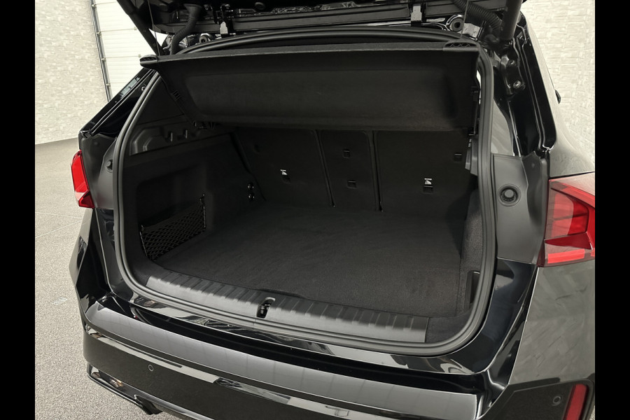 BMW X1 sDrive18i M-Sport | Panorama | Trekhaak | Origineel Nederlands | Sfeerverlichting | Carplay | 19 inch | Getint Glas | DAB | Sportstoelen | Camera | Autom. Achterklep |