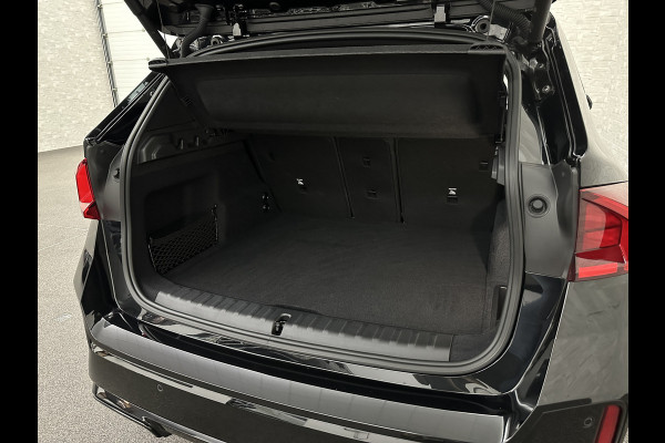 BMW X1 sDrive18i M-Sport | Panorama | Trekhaak | Origineel Nederlands | Sfeerverlichting | Carplay | 19 inch | Getint Glas | DAB | Sportstoelen | Camera | Autom. Achterklep |
