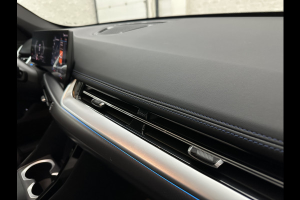 BMW X1 sDrive18i M-Sport | Panorama | Trekhaak | Origineel Nederlands | Sfeerverlichting | Carplay | 19 inch | Getint Glas | DAB | Sportstoelen | Camera | Autom. Achterklep |
