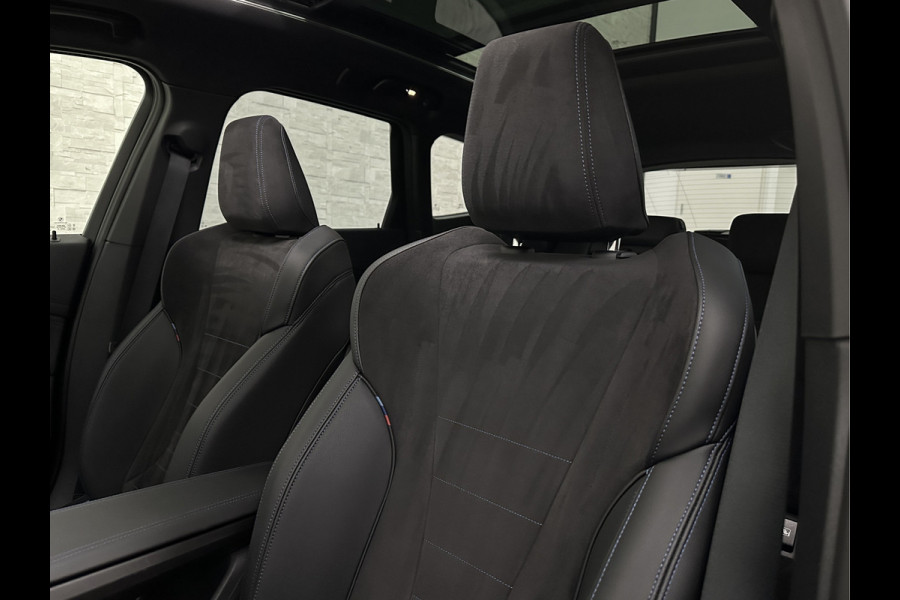 BMW X1 sDrive18i M-Sport | Panorama | Trekhaak | Origineel Nederlands | Sfeerverlichting | Carplay | 19 inch | Getint Glas | DAB | Sportstoelen | Camera | Autom. Achterklep |