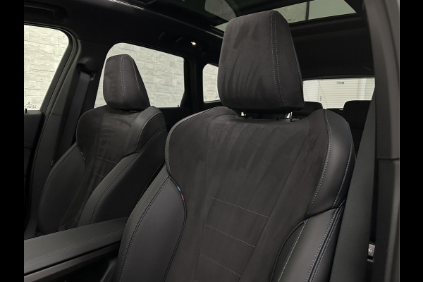 BMW X1 sDrive18i M-Sport | Panorama | Trekhaak | Origineel Nederlands | Sfeerverlichting | Carplay | 19 inch | Getint Glas | DAB | Sportstoelen | Camera | Autom. Achterklep |