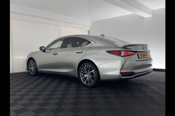 Lexus ES 300h Business Line (INCL-BTW) Aut. *PANO | LEATHER | FULL-LED | ADAPTIVE-CRUISE | BLINDSPOT | KEYLESS | CAMERA | HEATED-COMFORTSEATS | NAVI-FULLMAP | PRIVACY-GLASS | SHIFTPADDLES | ECC | PDC | 18''ALU*