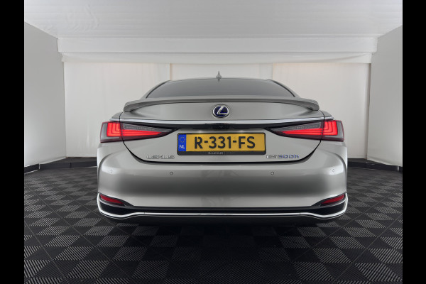 Lexus ES 300h Business Line (INCL-BTW) Aut. *PANO | LEATHER | FULL-LED | ADAPTIVE-CRUISE | BLINDSPOT | KEYLESS | CAMERA | HEATED-COMFORTSEATS | NAVI-FULLMAP | PRIVACY-GLASS | SHIFTPADDLES | ECC | PDC | 18''ALU*