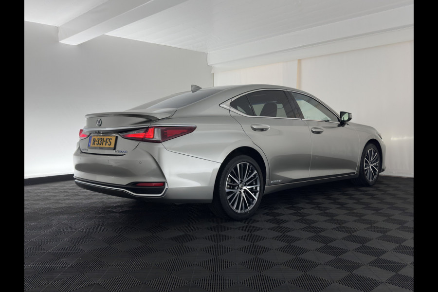 Lexus ES 300h Business Line (INCL-BTW) Aut. *PANO | LEATHER | FULL-LED | ADAPTIVE-CRUISE | BLINDSPOT | KEYLESS | CAMERA | HEATED-COMFORTSEATS | NAVI-FULLMAP | PRIVACY-GLASS | SHIFTPADDLES | ECC | PDC | 18''ALU*