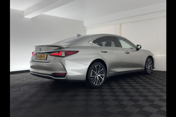 Lexus ES 300h Business Line (INCL-BTW) Aut. *PANO | LEATHER | FULL-LED | ADAPTIVE-CRUISE | BLINDSPOT | KEYLESS | CAMERA | HEATED-COMFORTSEATS | NAVI-FULLMAP | PRIVACY-GLASS | SHIFTPADDLES | ECC | PDC | 18''ALU*