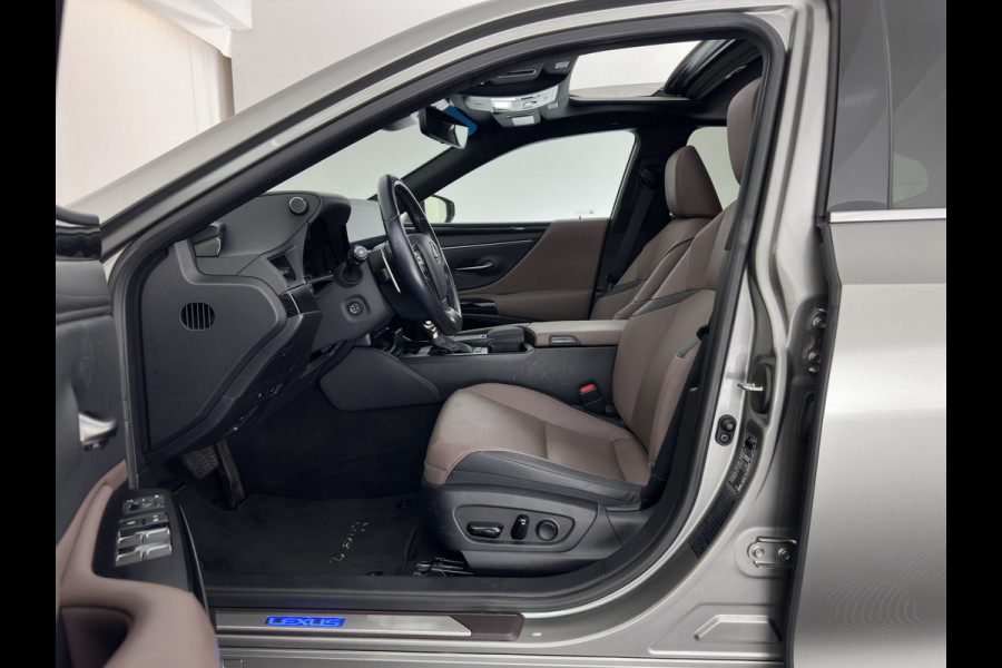 Lexus ES 300h Business Line (INCL-BTW) Aut. *PANO | LEATHER | FULL-LED | ADAPTIVE-CRUISE | BLINDSPOT | KEYLESS | CAMERA | HEATED-COMFORTSEATS | NAVI-FULLMAP | PRIVACY-GLASS | SHIFTPADDLES | ECC | PDC | 18''ALU*