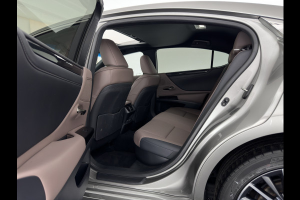 Lexus ES 300h Business Line (INCL-BTW) Aut. *PANO | LEATHER | FULL-LED | ADAPTIVE-CRUISE | BLINDSPOT | KEYLESS | CAMERA | HEATED-COMFORTSEATS | NAVI-FULLMAP | PRIVACY-GLASS | SHIFTPADDLES | ECC | PDC | 18''ALU*