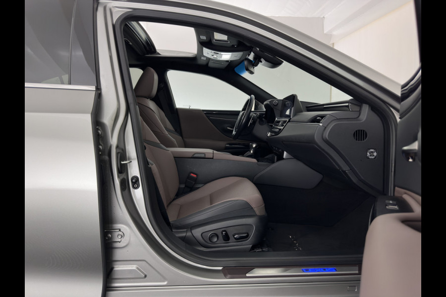 Lexus ES 300h Business Line (INCL-BTW) Aut. *PANO | LEATHER | FULL-LED | ADAPTIVE-CRUISE | BLINDSPOT | KEYLESS | CAMERA | HEATED-COMFORTSEATS | NAVI-FULLMAP | PRIVACY-GLASS | SHIFTPADDLES | ECC | PDC | 18''ALU*