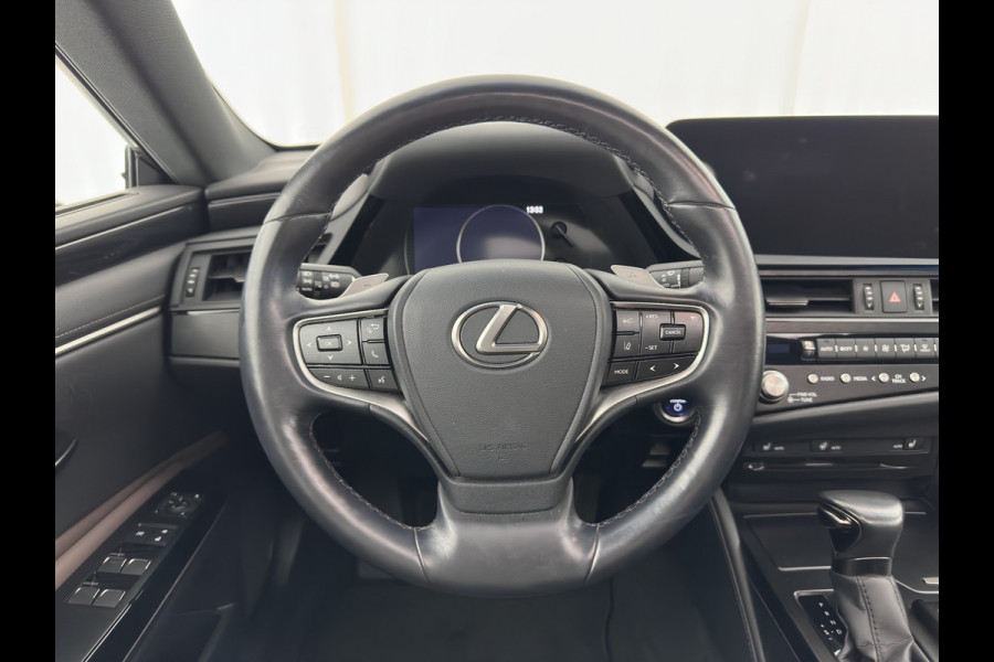 Lexus ES 300h Business Line (INCL-BTW) Aut. *PANO | LEATHER | FULL-LED | ADAPTIVE-CRUISE | BLINDSPOT | KEYLESS | CAMERA | HEATED-COMFORTSEATS | NAVI-FULLMAP | PRIVACY-GLASS | SHIFTPADDLES | ECC | PDC | 18''ALU*