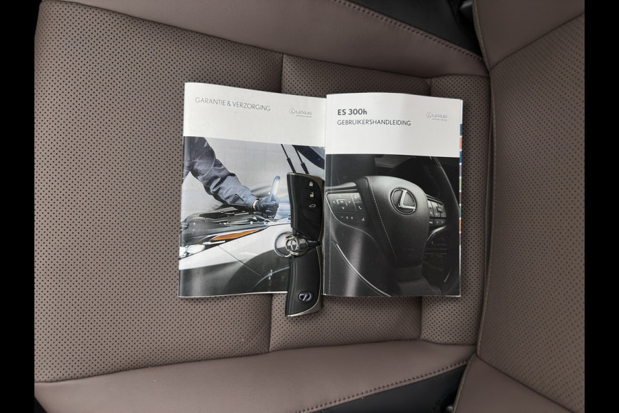 Lexus ES 300h Business Line (INCL-BTW) Aut. *PANO | LEATHER | FULL-LED | ADAPTIVE-CRUISE | BLINDSPOT | KEYLESS | CAMERA | HEATED-COMFORTSEATS | NAVI-FULLMAP | PRIVACY-GLASS | SHIFTPADDLES | ECC | PDC | 18''ALU*