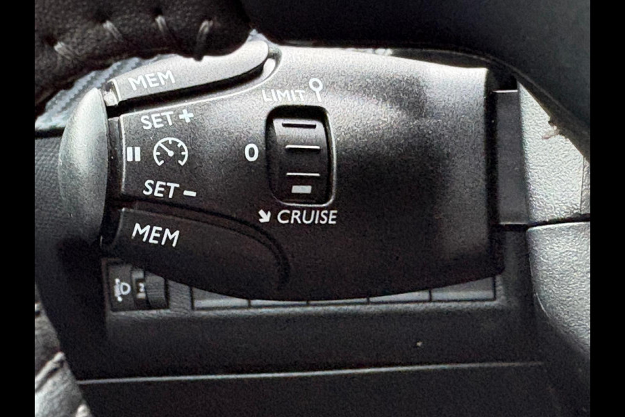 Peugeot e-2008 EV Allure 54 kWh Parkeerhulp/Carplay-Android-auto/Warmtepomp/Cruise-control