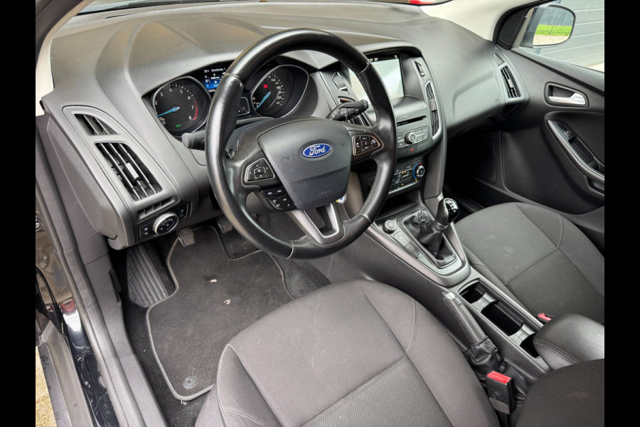 Ford Focus 1.0 Lease Edition / NWE DISTR.RIEM !! / VOORRUITVERW. / ALL-SEASON / CRUISE / BLUET. / CARPLAY / PRIVACY GLASS / '16 !