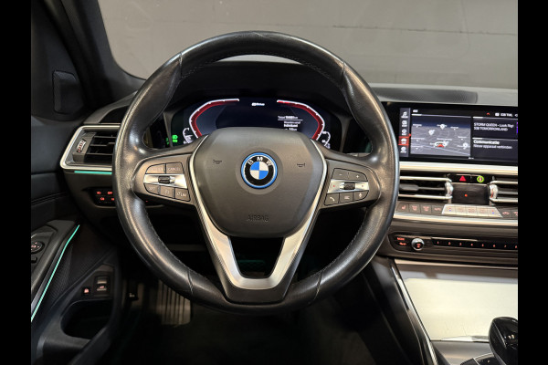 BMW 3 Serie Touring 320e Business Edition Plus | Panoramadak | Wegkl. trekhaak | Vol leder