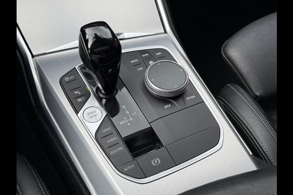 BMW 3 Serie Touring 320e Business Edition Plus | Panoramadak | Wegkl. trekhaak | Vol leder