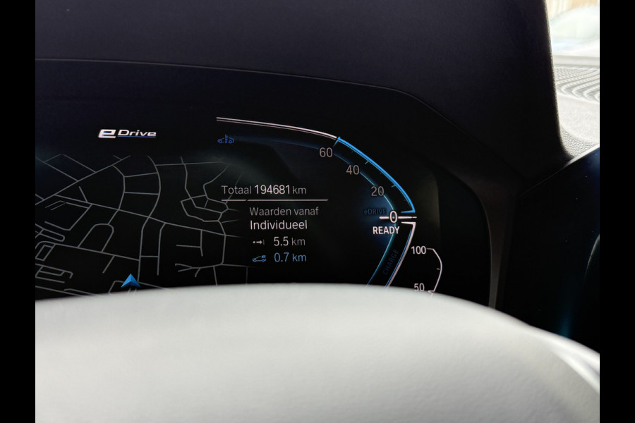 BMW 3 Serie Touring 320e Business Edition Plus | Panoramadak | Wegkl. trekhaak | Vol leder