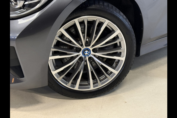 BMW 3 Serie Touring 320e Business Edition Plus | Panoramadak | Wegkl. trekhaak | Vol leder