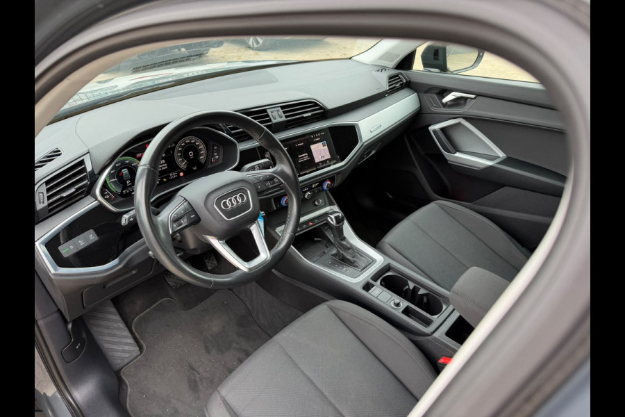 Audi Q3 45 TFSI e Advanced edition | Stoelverwarming | Navigatie | Parkeersensoren | Adaptive Cruise Control | Matrix LED | DAB | Parkeersensoren | Nanograu | SOH 95%