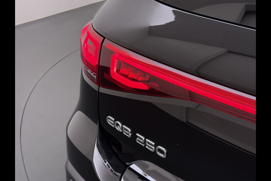 Mercedes-Benz EQB 250 AMG Pano-Dak 7-Pers.Leer/Alcantara Night Line Adap.Cruise Head-Up Display Lmv 20"Premium plus SOH 95% Elek.Stoelen+Memory+Ve Actieve park-assist Licht en zichtpakket 7-Persoons Led Privacy Glas DAB 1e Eigenaar Dealeronderhouden Origineel Nederlandse Auto