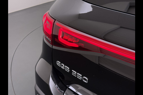 Mercedes-Benz EQB 250 AMG Pano-Dak 7-Pers.Leer/Alcantara Night Line Adap.Cruise Head-Up Display Lmv 20"Premium plus SOH 95% Elek.Stoelen+Memory+Ve Actieve park-assist Licht en zichtpakket 7-Persoons Led Privacy Glas DAB 1e Eigenaar Dealeronderhouden Origineel Nederlandse Auto