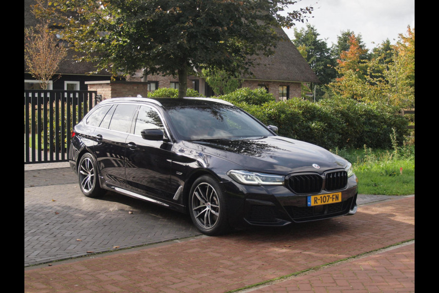 BMW 5 Serie Touring 530e Business Edition Plus | M-Pakket | Head-Up Display | LED-Laser | Camera | Sfeerverlichting | ACC | NL-Auto |