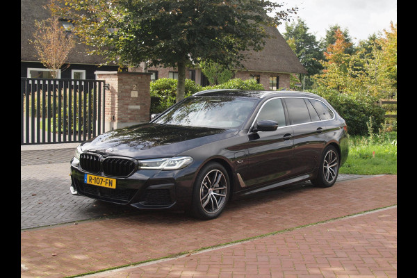 BMW 5 Serie Touring 530e Business Edition Plus | M-Pakket | Head-Up Display | LED-Laser | Camera | Sfeerverlichting | ACC | NL-Auto |