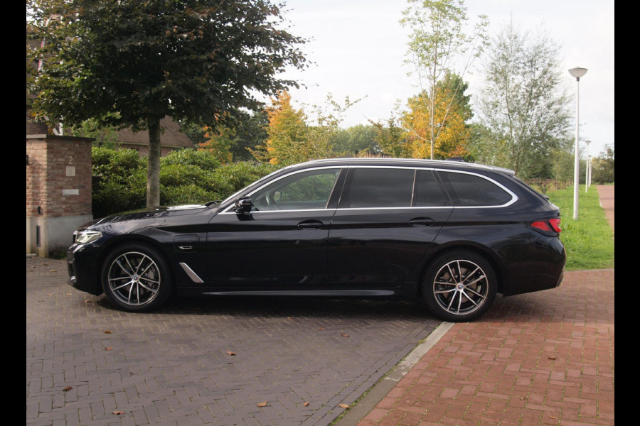 BMW 5 Serie Touring 530e Business Edition Plus | M-Pakket | Head-Up Display | LED-Laser | Camera | Sfeerverlichting | ACC | NL-Auto |