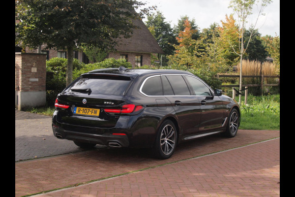 BMW 5 Serie Touring 530e Business Edition Plus | M-Pakket | Head-Up Display | LED-Laser | Camera | Sfeerverlichting | ACC | NL-Auto |