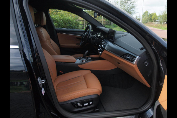 BMW 5 Serie Touring 530e Business Edition Plus | M-Pakket | Head-Up Display | LED-Laser | Camera | Sfeerverlichting | ACC | NL-Auto |