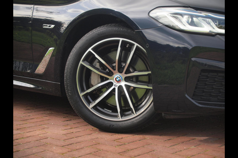 BMW 5 Serie Touring 530e Business Edition Plus | M-Pakket | Head-Up Display | LED-Laser | Camera | Sfeerverlichting | ACC | NL-Auto |