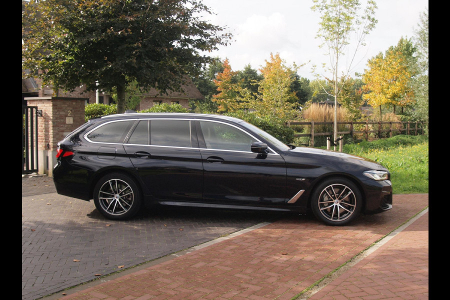 BMW 5 Serie Touring 530e Business Edition Plus | M-Pakket | Head-Up Display | LED-Laser | Camera | Sfeerverlichting | ACC | NL-Auto |