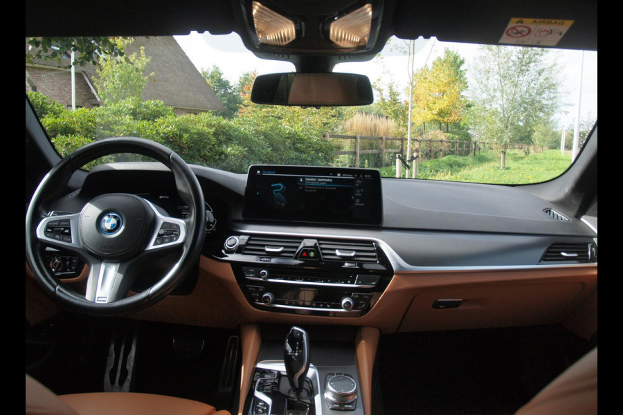 BMW 5 Serie Touring 530e Business Edition Plus | M-Pakket | Head-Up Display | LED-Laser | Camera | Sfeerverlichting | ACC | NL-Auto |