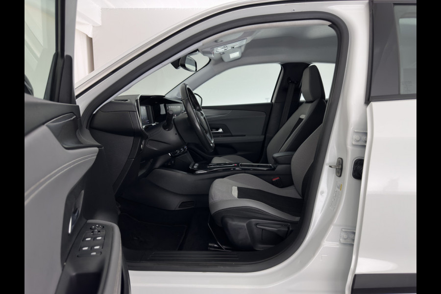 Opel Mokka-e Elegance 50-kWh (3-Fase-11kW) {SoH-99%} *DIGI-COCKPIT | FULL-LED | CARPLAY | COMFORTSEATS | CAMERA | KEYLESS | DAB+ | ECC | CRUISE | 17''ALU*