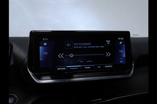 Peugeot e-2008 EV Allure 50 kWh Sport SOH 90% (APPLE CARPLAY,NAVI,CAMERA,PDC,CLIMTE,CRUISE,LED,SPORTSTOELEN,LM VELGEN,NETTE STAAT)